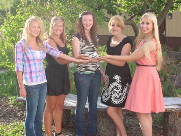 Contestants compete for first queen title
